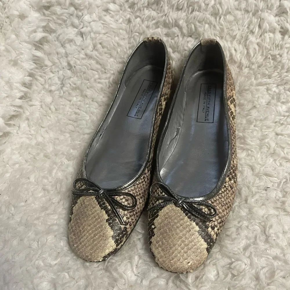 Saks Fifth Avenue leather Snakeskin Pattern Flats beige & gray bow accent.SZ8.5M
